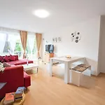 Urlaubsmagie - Waldweg - Mit Grill, Terrasse & Saisonalem Pool Апартаменты *